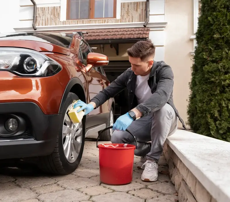 Lavage auto à domicile Scheibenhard : professionnel intervenant sur un véhicule